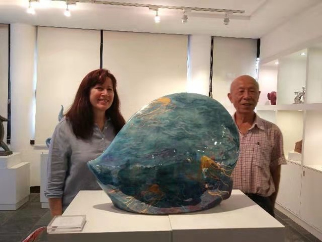 澳大利亚陶艺家戴安娜（左）和刘远长在共同创作的“海洋之心”作品前合影。  （新华社记者 曹凯 摄）_副本.jpg