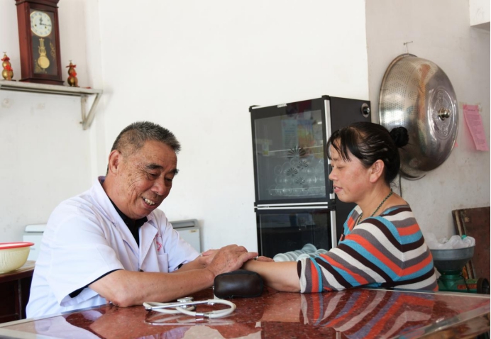 73岁老中医许伟亮: 心里装满了村民的健康