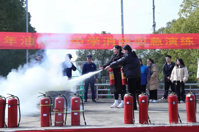 火不留情要人命、预防在先最重要——鄱阳县油墩街中学举行消防应急演练