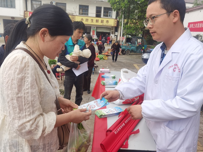 弋阳县疾控中心开展“全国疟疾日”宣传活动