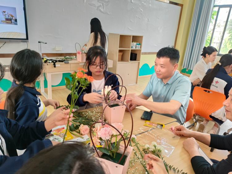“与鲜花同行，所遇皆美好”——万年县第五中学组织开展插花活动