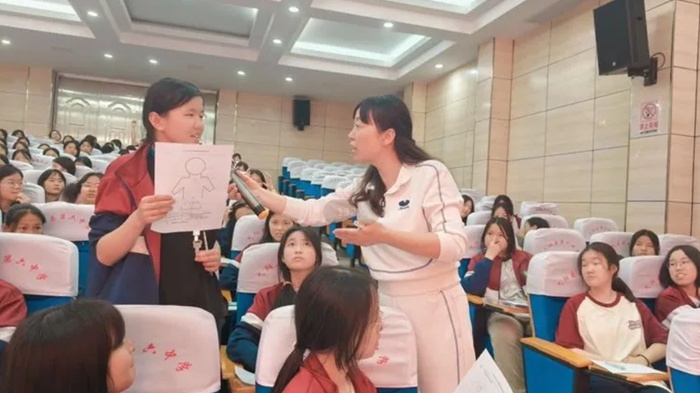 关爱女生健康，呵护青春花蕾——弋阳县第六中学心理健康教育活动