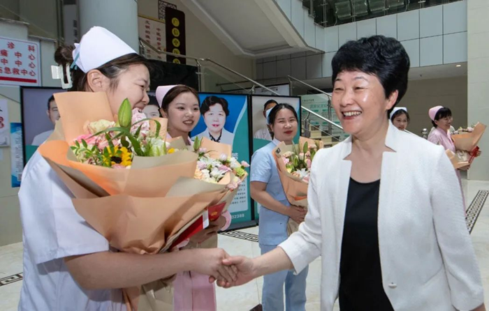 上饶市领导来到广信区开展“5·12护士节”走访慰问活动