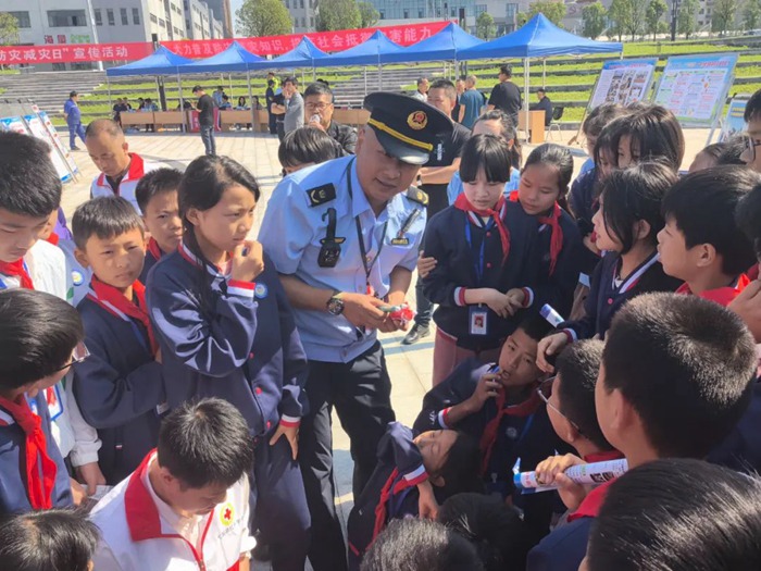 弋阳县全国防灾减灾主题日宣传活动在高新小学举行