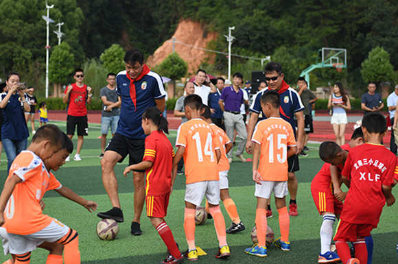 区域经济 地方专稿 江西定南:"足"梦路上"球"新姿 定南县探索的足球