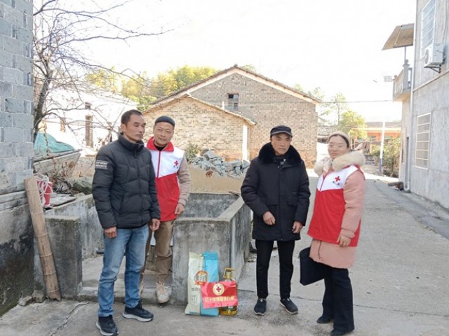 乐安县戴坊镇开展"博爱送万家"寒冬慰问活动