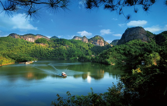 罗汉岩景区山水相融，犹如一幅浑然天成的山水画卷。_副本.jpg