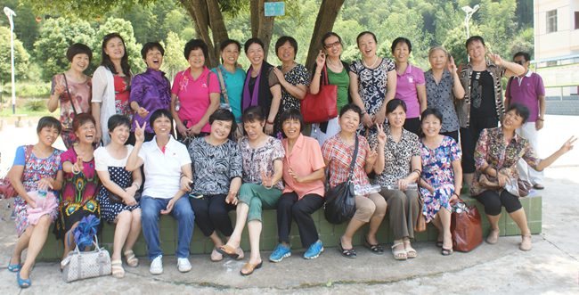 1609918235361073.jpg 5.当年的“铁姑娘”突击队队员(后排)重返林场与林场女职工合影留念。_副本.jpg