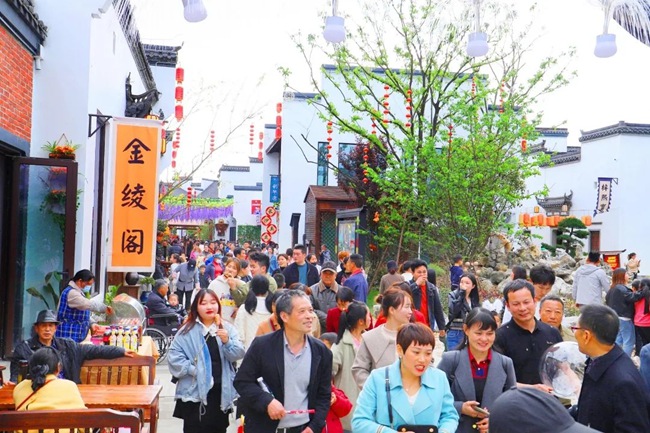 1619865647662424.jpg 饶州古镇开街火爆现场_副本.jpg