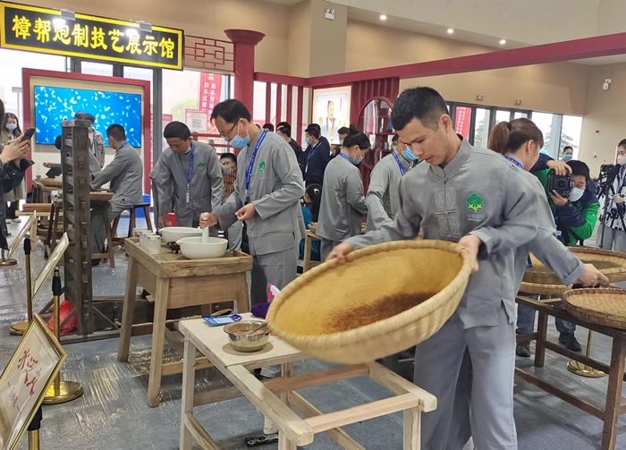 江西樟树:樟帮中药炮制技艺展演精彩纷呈 -香港经济导报*经济导报江西