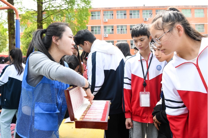 慈化中学举行禁毒知识宣讲进校园活动-香港经济导报*经济导报江西频道