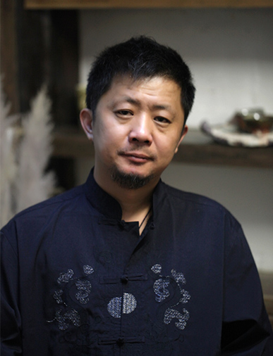 汪沁,1966年出生于景德镇陶瓷世家,系"珠山八友"之一汪野亭先生之长